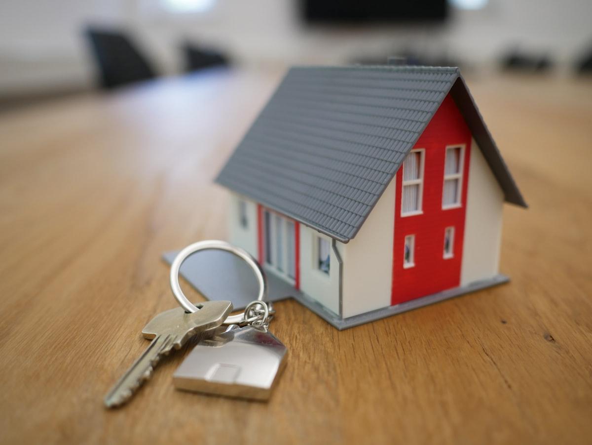 Schlüsselübergabe nach erfolgreichem Immobilienverkauf