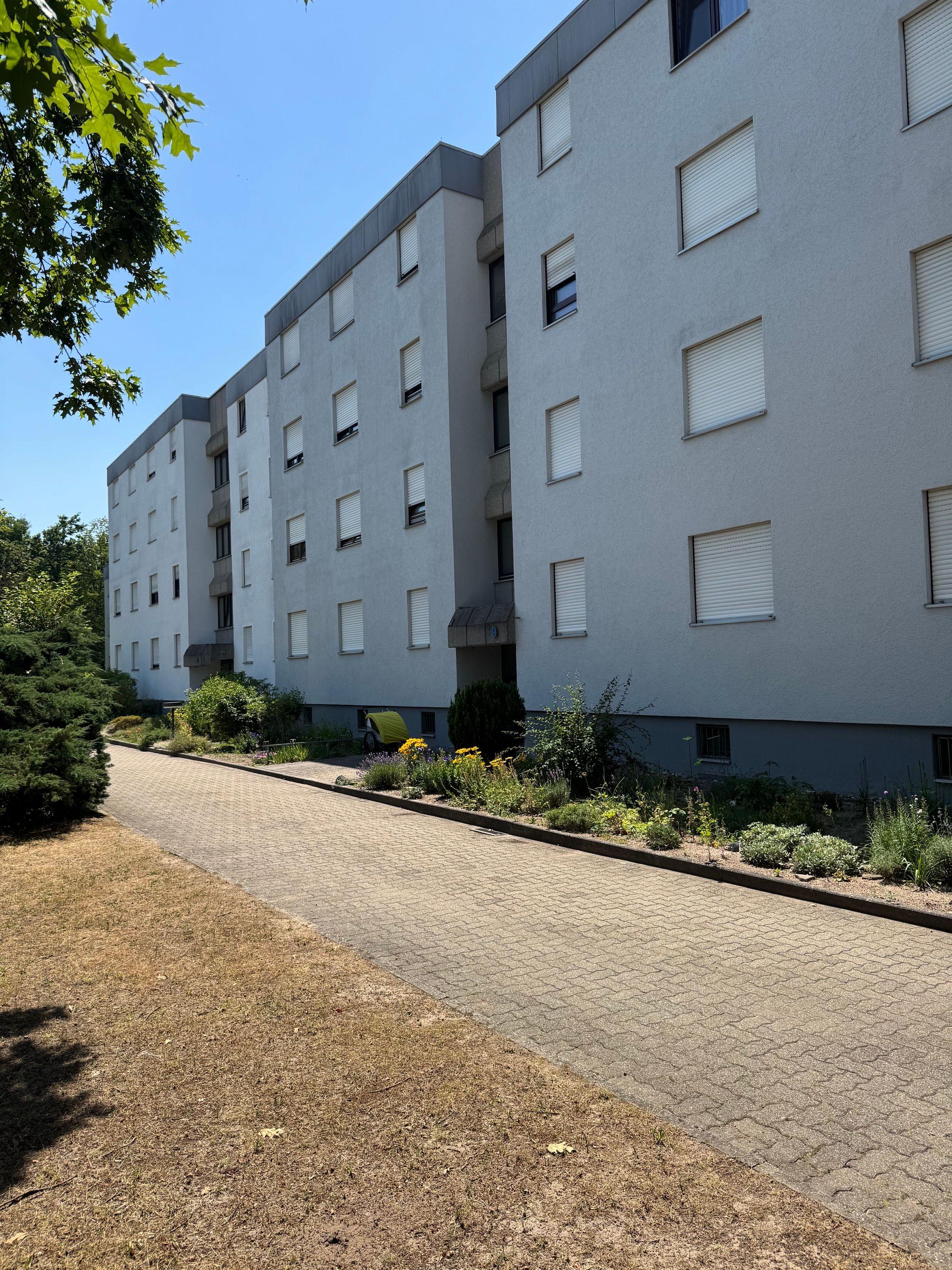 Gut geschnittene 2-Zimmer-Wohnung mit Balkon und Grünblick